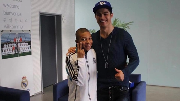 Cậu nhóc Mbappe (trái) trong một lần vinh dự được chụp hình cùng thần tượng Ronaldo