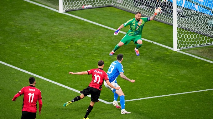 Chỉ sau 23 giây, lưới của Italia đã rung lên sau nỗ lực bất ngờ của "bé hạt tiêu" Albania