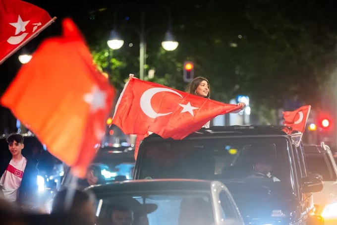 Người Đức gốc Thổ Nhĩ Kỳ đổ ra đường phố Berlin để ăn mừng tấm vé vào tứ kết EURO 2024.