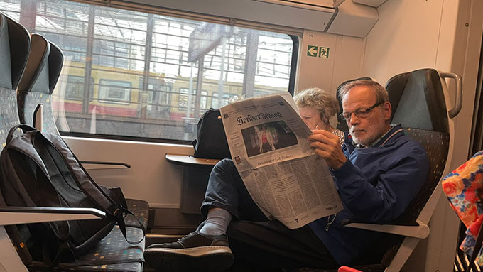 Đa phần trung niên và người lớn tuổi ở Đức vẫn đọc báo giấy mỗi ngày