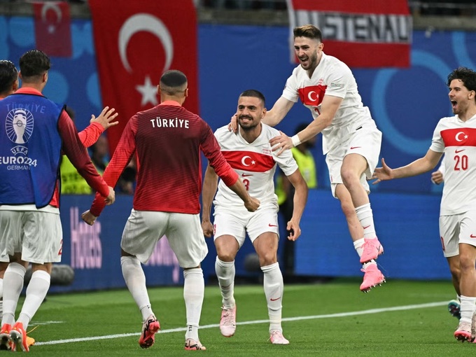 Niềm vui của ĐT Thổ Nhĩ Kỳ khi giành vé vào vòng tứ kết