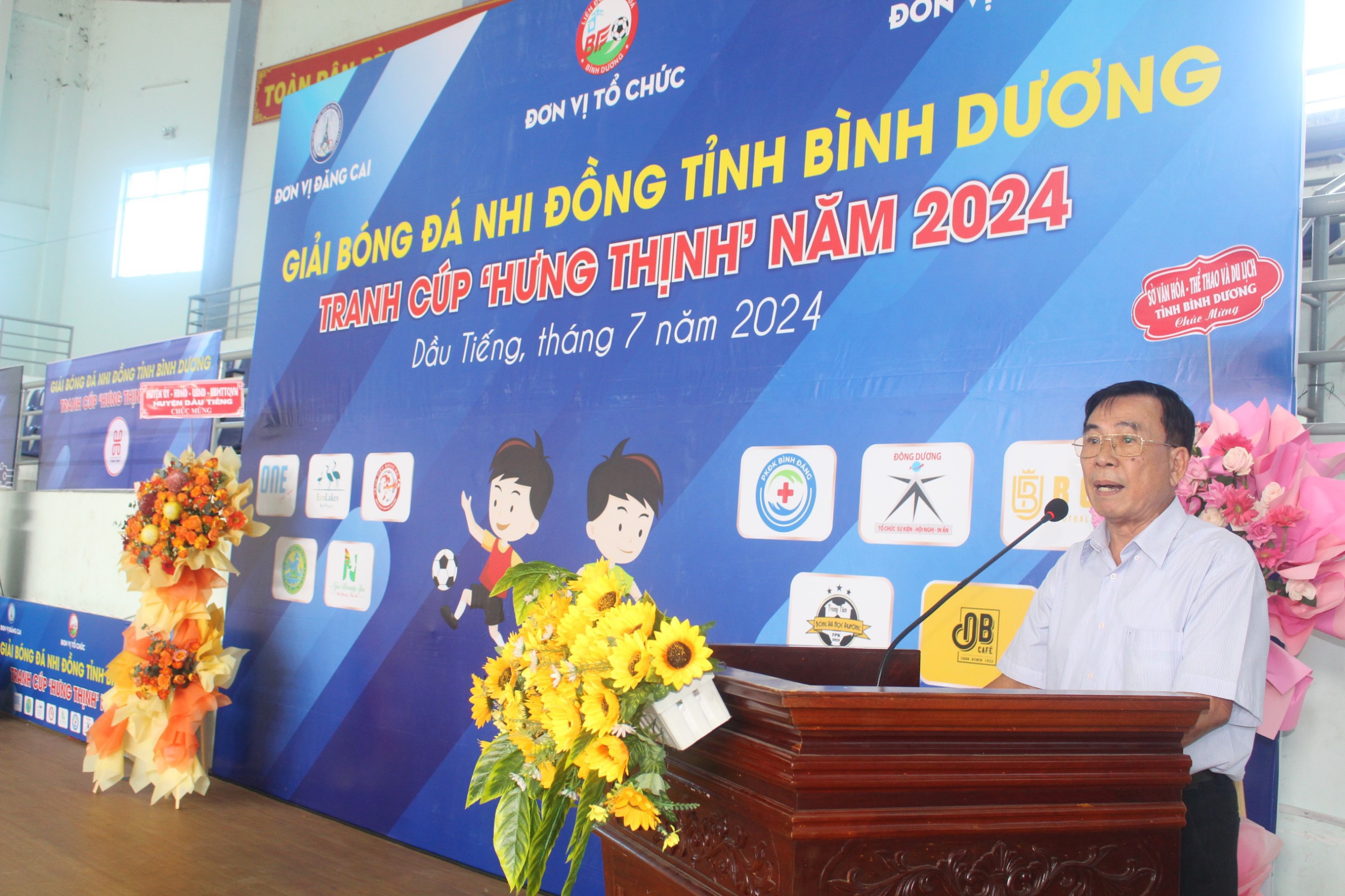 Ông Nguyễn Kim Phụng - Phó Chủ tịch Liên đoàn bóng đá Bình Dương, thay mặt BTC giải phát biểu khai mạc