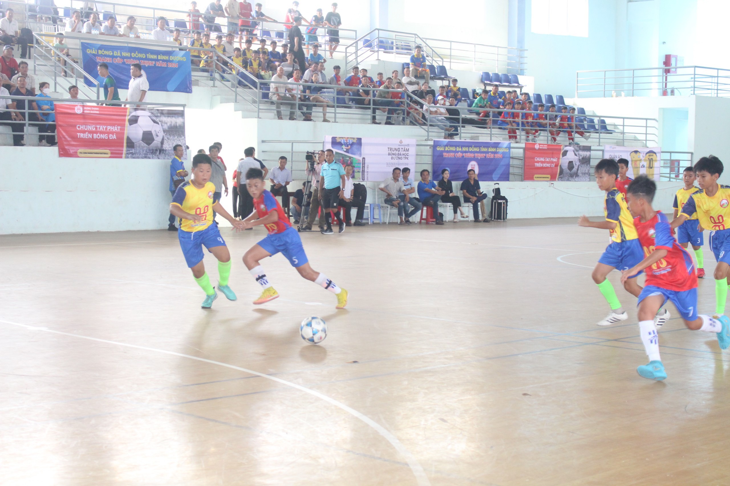   Đội Nhi đồng huyện Dầu Tiếng và đội Nhi đồng huyện Phú Giáo thi đấu ngay sau Lễ Khai mạc