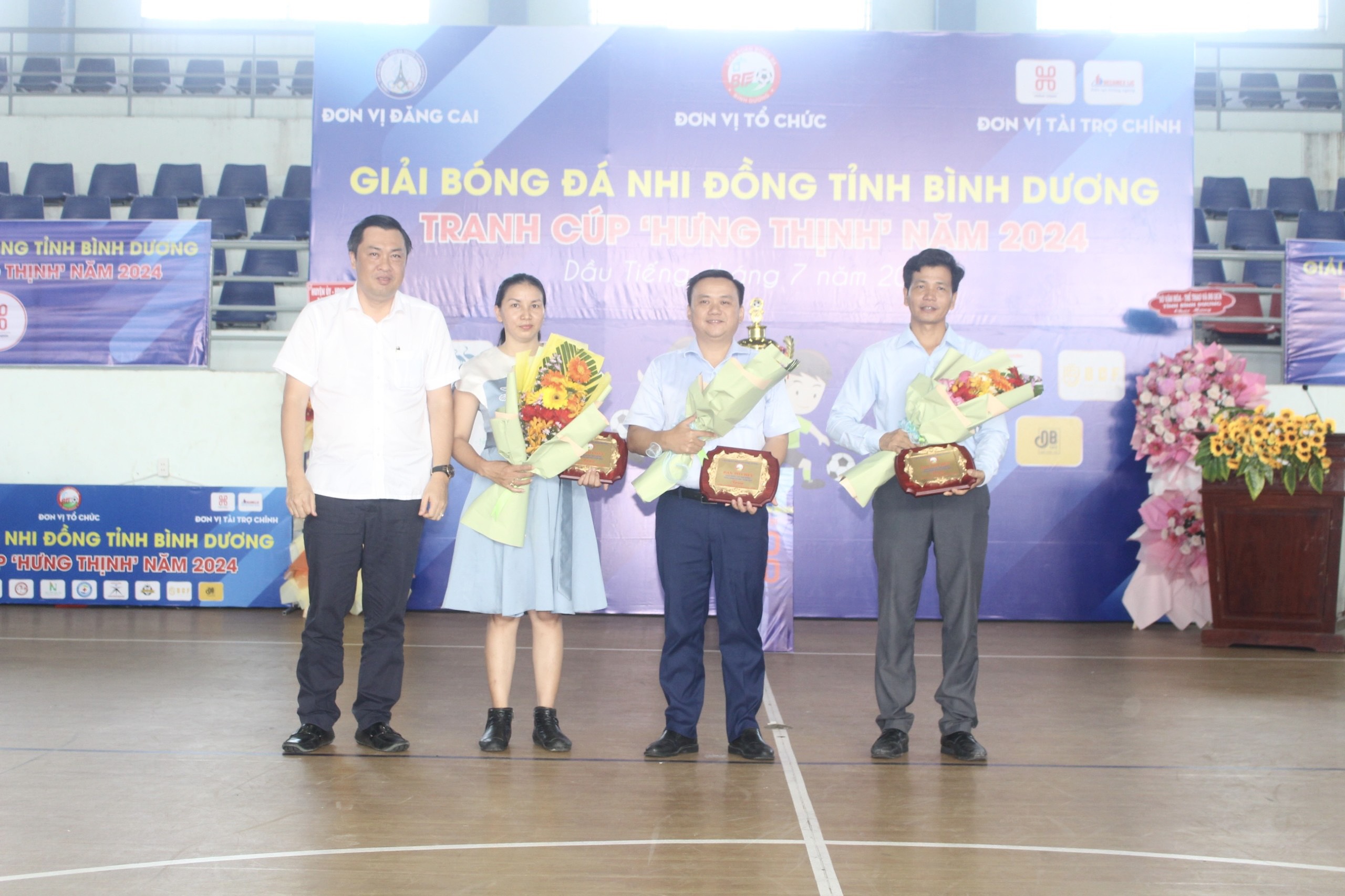 Ông Cao Văn Chóng – PGĐ Sở Văn hoá, Thể thao và Du lịch tỉnh trao quà lưu niệm và hoa cho các đơn vị tài trợ