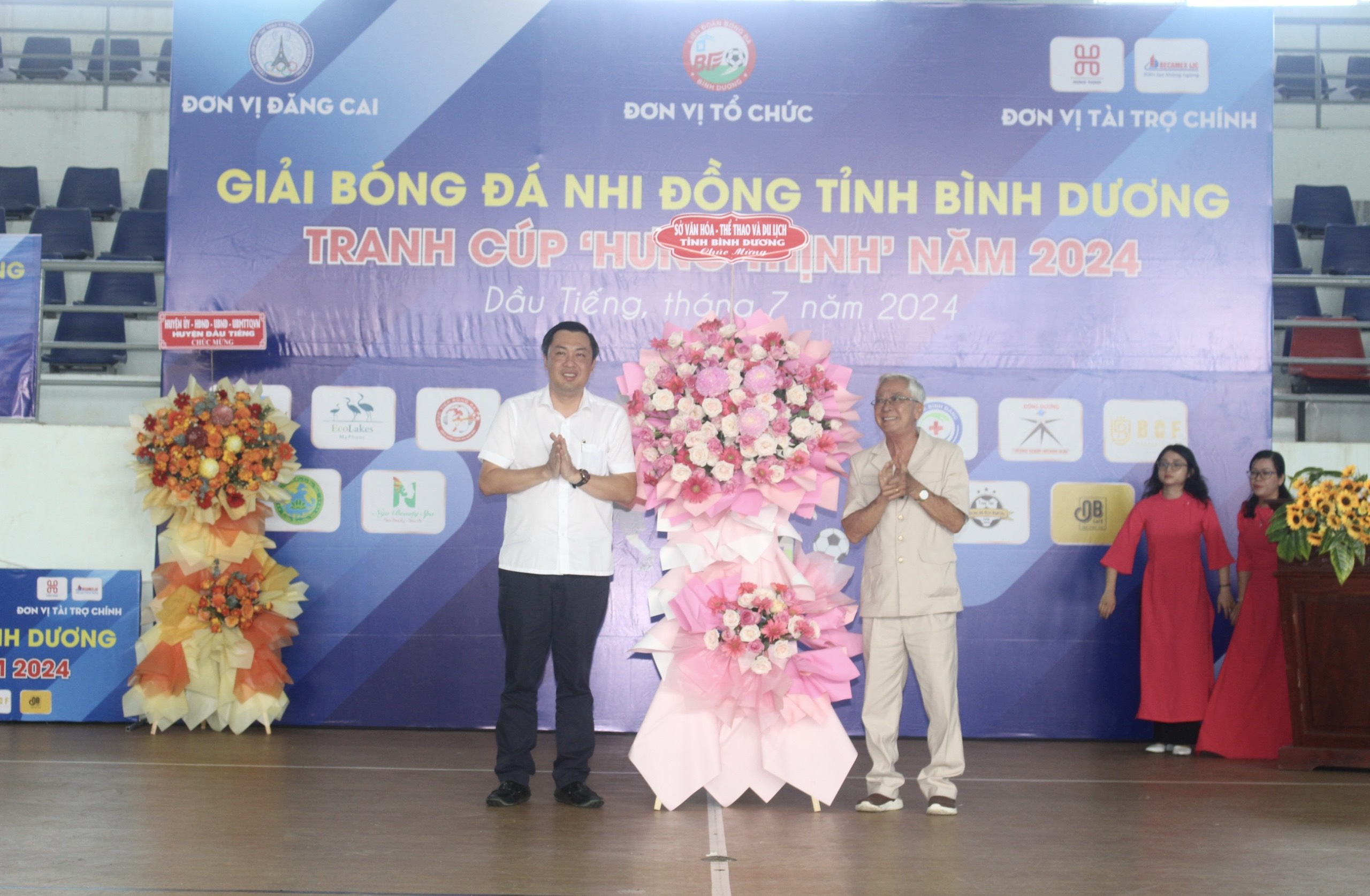 Ông Cao Văn Chóng – PGĐ Sở Văn hoá, Thể thao và Du lịch tỉnh trao lẵng hoa chúc mừng cho ông Vũ Đức Thành - Chủ tịch Liên đoàn bóng đá Bình Dương, Trưởng BTC giải