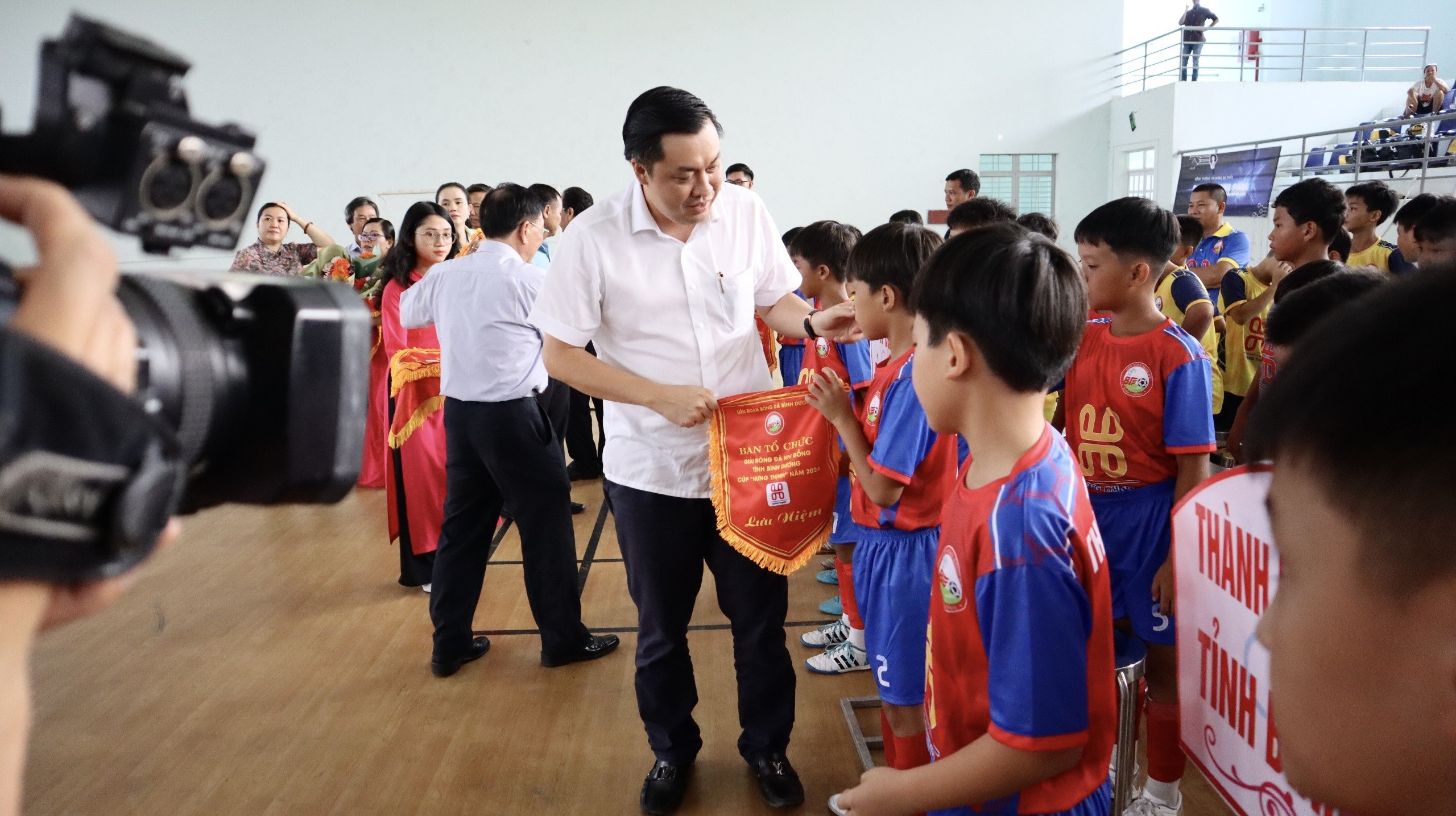 Ông Cao Văn Chóng – PGĐ Sở Văn hoá, Thể thao và Du lịch tỉnh tặng cờ lưu niệm cho các đội tham dự giải