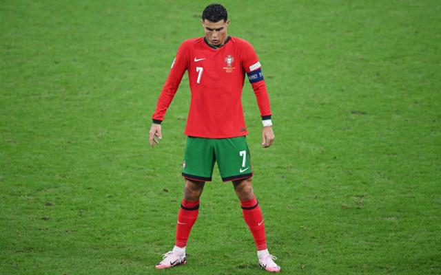Vai diễn tấu hài nhất mà Ronaldo vẫn hăng say nhập vai là đứng trước quả đá phạt