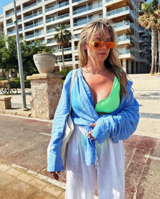 Maja tự hào có 251.000 người theo dõi trên Instagram, nơi cô thường quảng bá doanh nghiệp của mình. Cô cũng thường xuyên chia sẻ về cuộc sống của mình với Lindelof.Chuyến đi Mykonos của họ nối tiếp chuyến đi nghỉ dưỡng ở Bồ Đào Nha vào tháng trước.