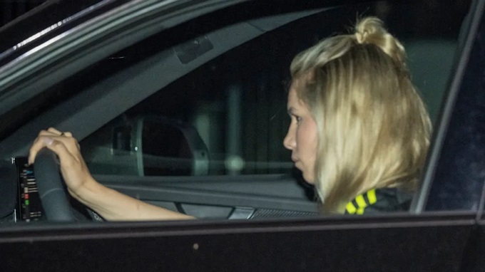 Anika Neuer, đến đại bản doanh của ĐT Đức vào đêm khuya sau trận hòa 1-1, để gặp chồng là thủ thành Manuel Neuer