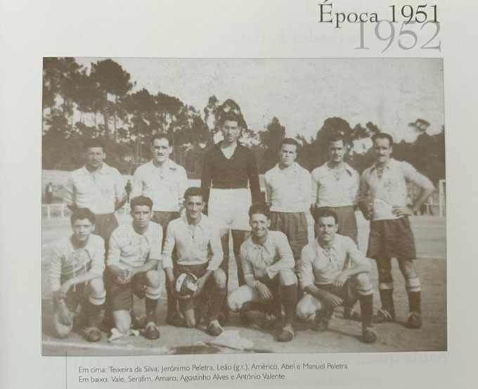 Amaro Lopes (ngồi, cầm bóng) trong màu áo Vasco da Gama, tiền thân của CLB Paços de Ferreira 