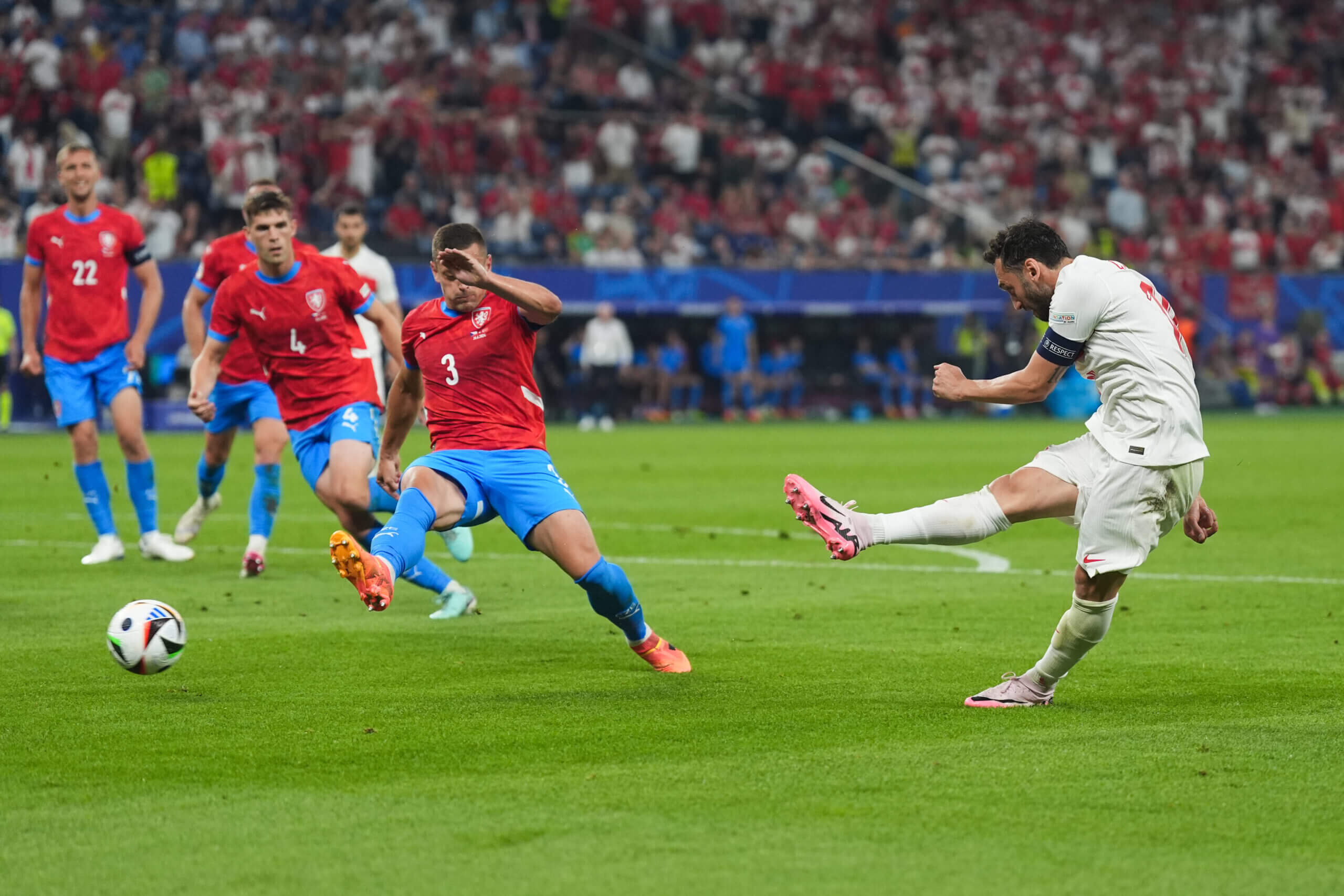 Calhanoglu có sở trường sút phạt và sút xa, 2 yếu tố khiến anh tự tin mình hay nhất thiên hạ