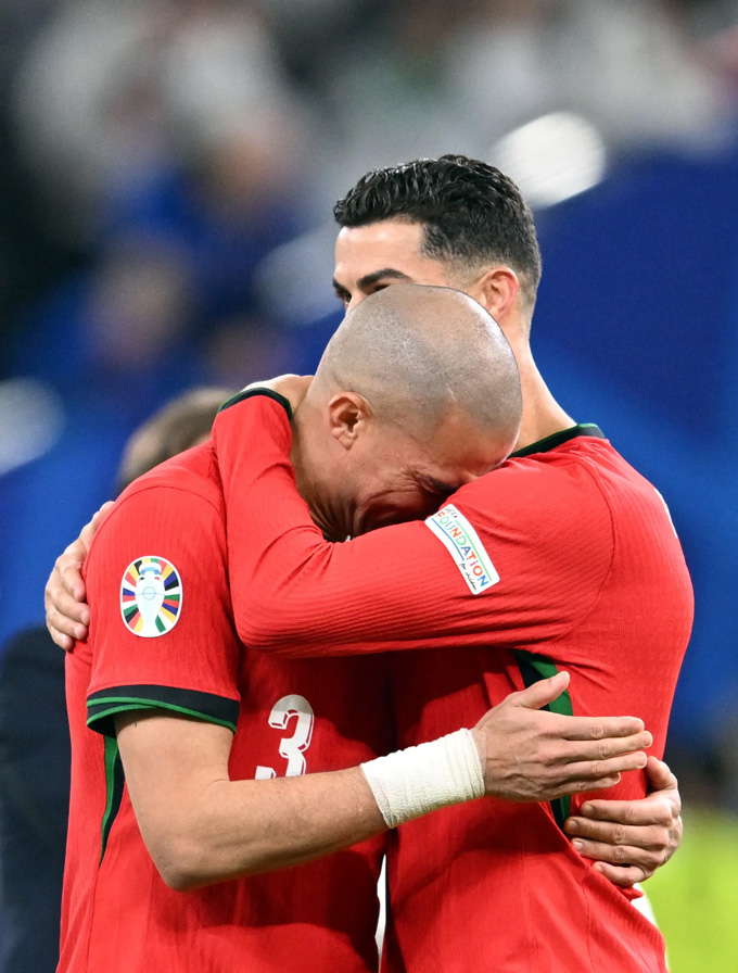 Pepe gục xuống vai Ronaldo khóc sau trận