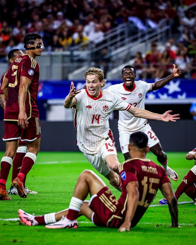 Canada (áo trắng) vượt qua Venezuela tại tứ kết Copa America 2024