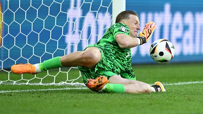 Pickford trở thành người hùng của ĐT Anh