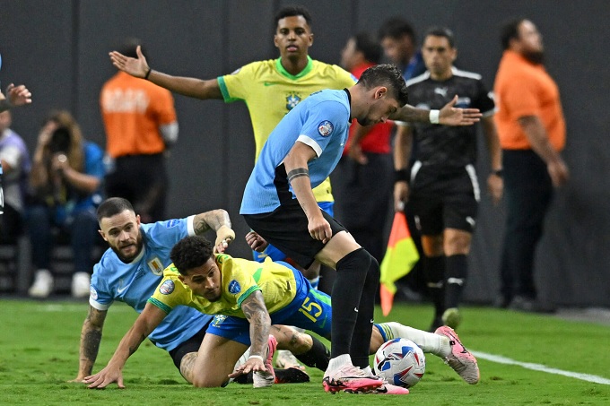 Uruguay làm cho Brazil không thở nổi