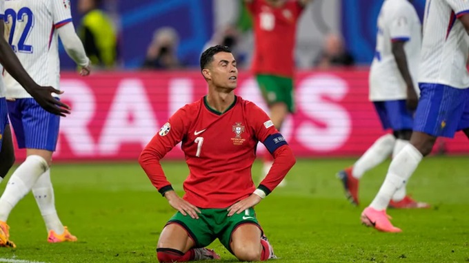 Ronaldo rời giải mà không có nổi một bàn thắng