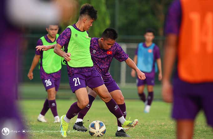 Cầu thủ Việt kiều Hữu Hưng tập trung với U19 Việt Nam - Ảnh: VFF 