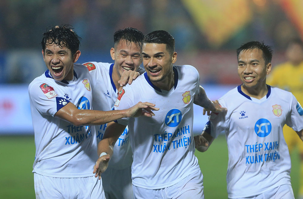 Nam Định vô địch V.League sau 39 năm chờ đợi - Ảnh: Minh Tuấn 