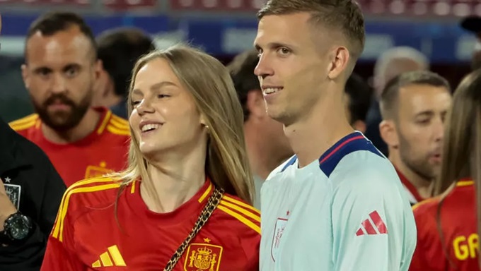 Dani Olmo và bạn gái người Đức, Laura Abla Schmitt