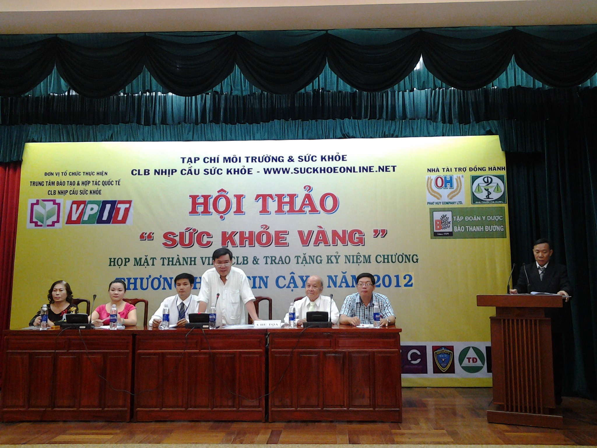 Tiến sỹ Mộc Quế (người đang phát biểu) nêu bật tầm quan trọng của YHCT Việt Nam và vai trò, ý nghĩa của Tập Đoàn Y Dược Bảo Thanh Đường – trong bước phát triển và hội nhập