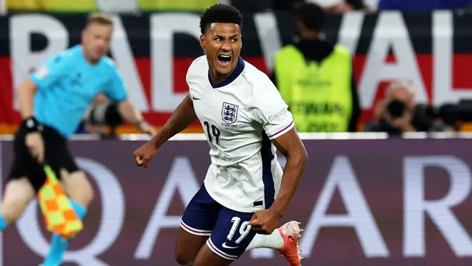 Ollie Watkins bùng nổ đúng lúc đúng chỗ