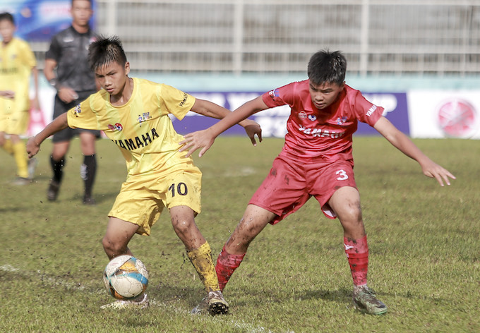 Pha tranh bóng của cầu thủ SLNA (áo vàng) và Tây Ninh ở trận bán kết 1. Ảnh: VFF