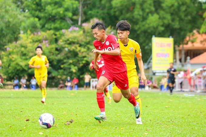 Pha tranh bóng quyết liệt của cầu thủ Thể Công Viettel (áo đỏ) và Hà Tĩnh. Ảnh: VFF