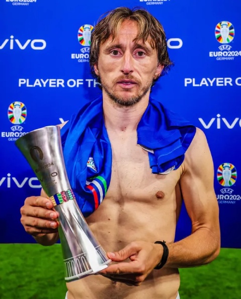 Mắt Modric đỏ hoe khi lên nhận giải Cầu thủ xuất sắc nhất trận