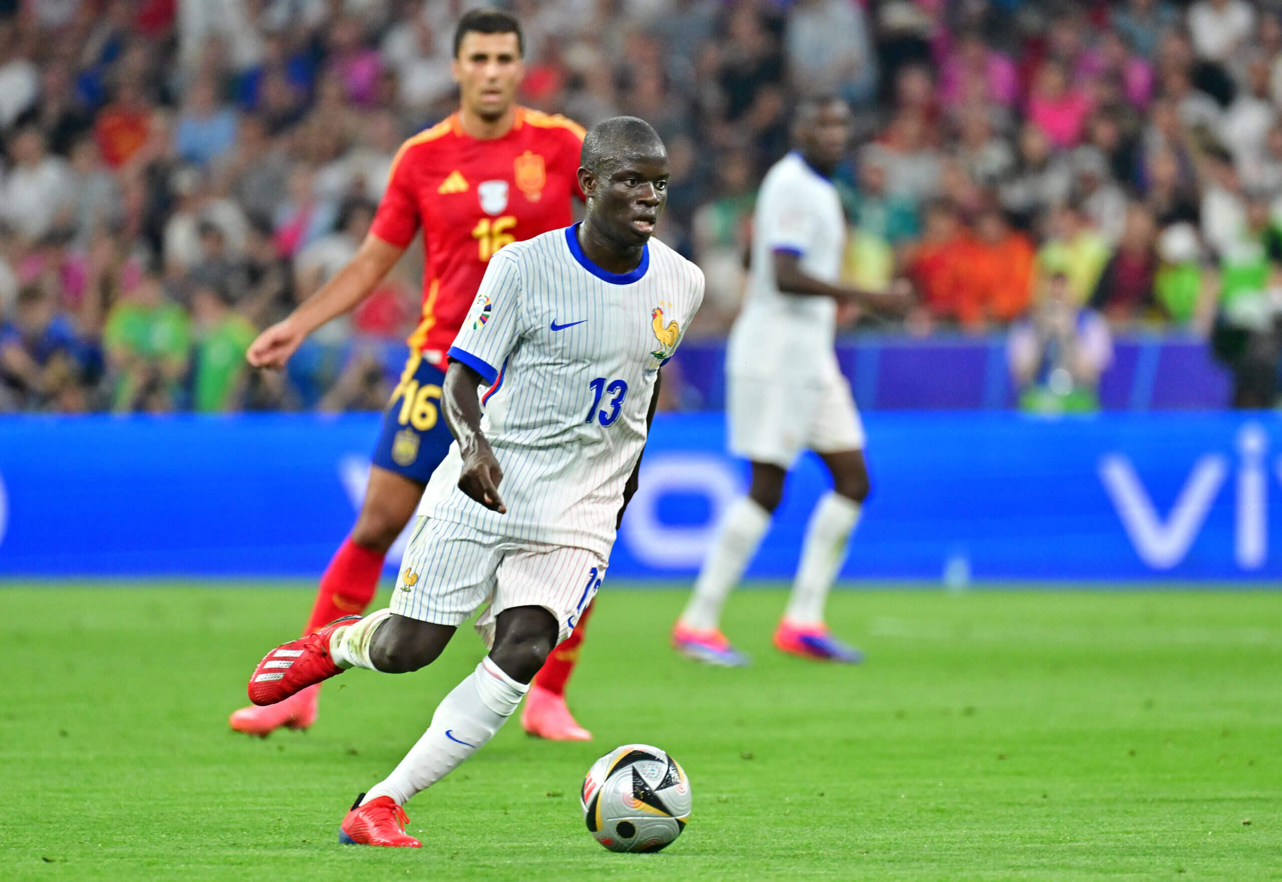 N'Golo Kante cũng đã 2 lần được chọn là Cầu thủ hay nhất trận ở EURO 2024