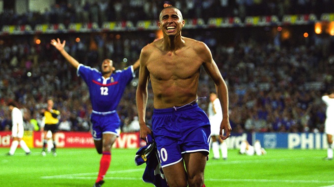 David Trezeguet phấn khích sau khi ghi bàn thắng vàng tại chung kết EURO 2000