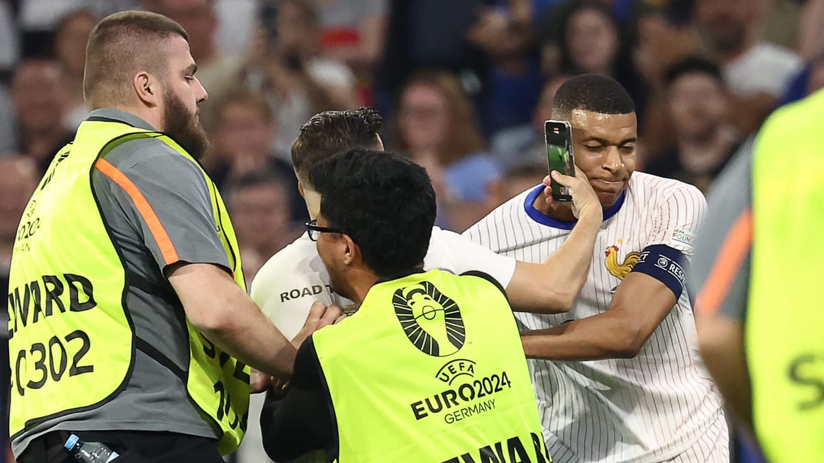 Kylian Mbappe cũng tá hoả vì "selfie tặc" tại EURO 2024