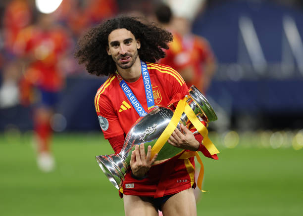 Màn ăn mừng hài hước của Marc Cucurella trong lễ đăng quang tại Olympiastadion. Không khí lễ hội đã được tạo ra trong niềm phấn khích tột độ của các cầu thủ Tây Ban Nha