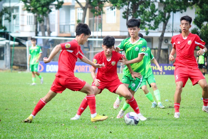 Hà Tĩnh (áo đỏ) có trận thắng đậm Phù Đổng 4-1. Ảnh: VFF 