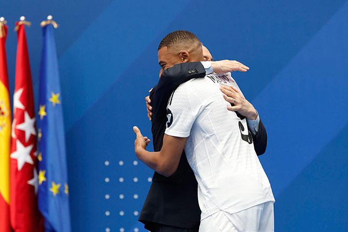 Mbappe ôm và cảm ơn chủ tịch Perez