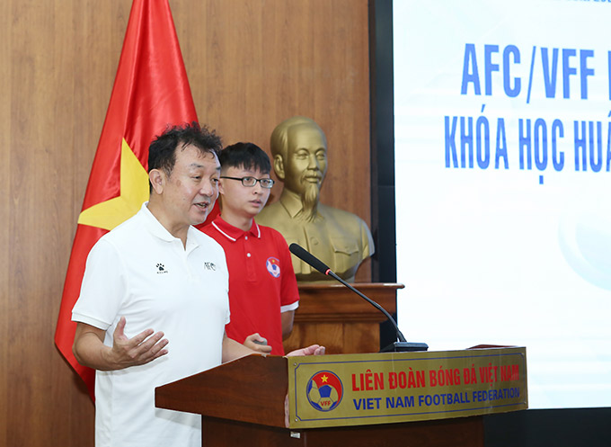 Ông Takeshi Ono – Phó GĐKT AFC tham gia giảng dạy khoá học đào tạo - Ảnh: Đức Cường