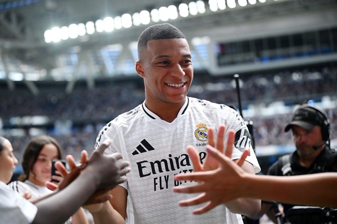 Mbappe trong vòng tay của các cổ động viên Real Madrid