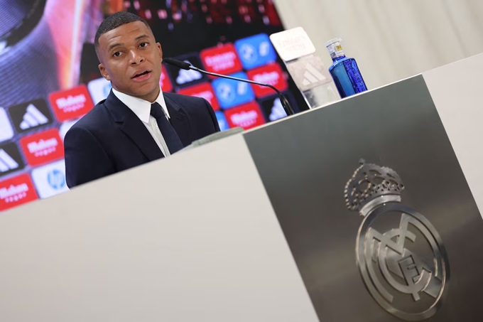 Kylian Mbappe trong cuộc họp báo đầu tiên tại Real Madrid=