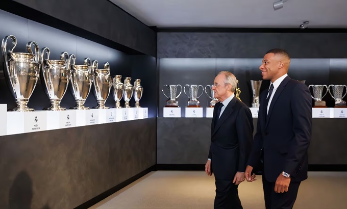 Mbappe đi xem phòng truyền thống của CLB cùng chủ tịch Florentino Perez