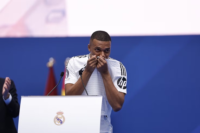 Mbappe hôn lên logo trên áo Real Madrid