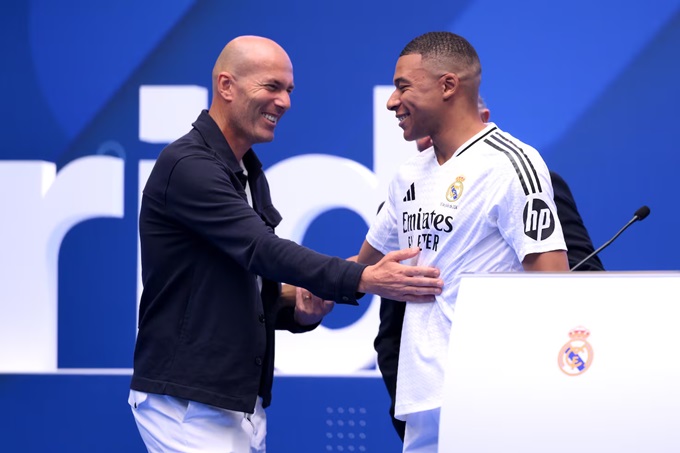 Zidane bắt tay chúc mừng Mbappe trong ngày ra mắt Real Madrid