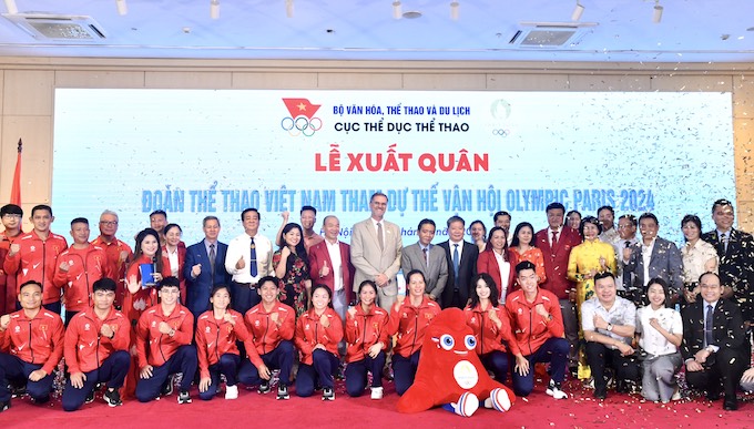 Các thành viên đoàn thể thao Việt Nam tại lễ xuất quân tham dự Olympic Paris 2024. Ảnh: Minh Tuấn