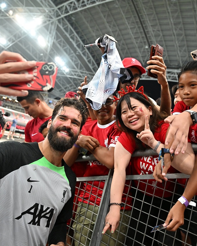 Alisson nhận được sự chú ý của fan nữ