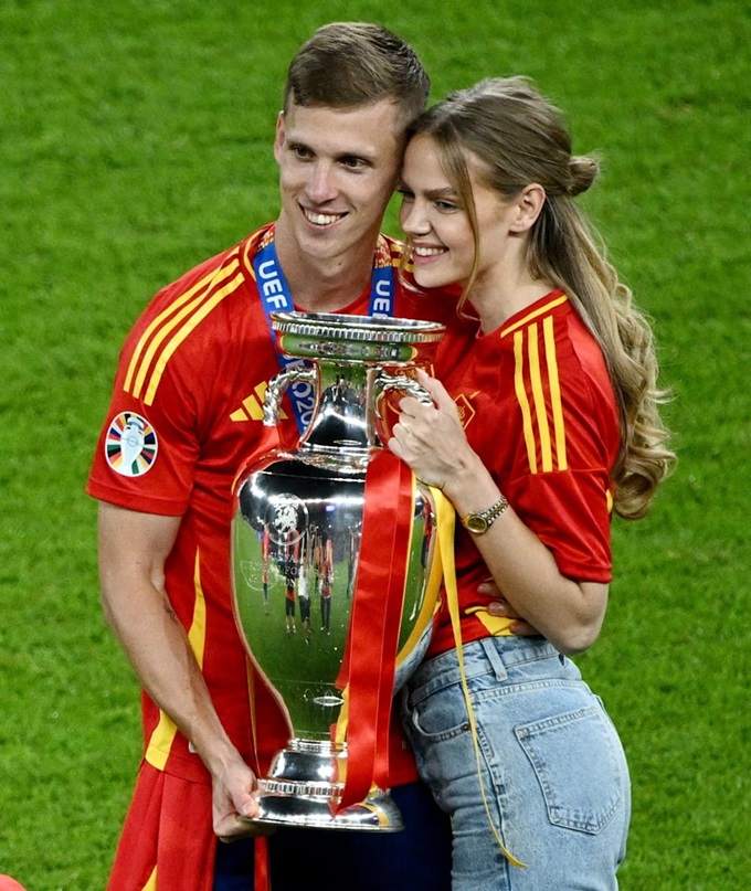 Laura và Dani Olmo ăn mừng chức vô địch EURO 2024