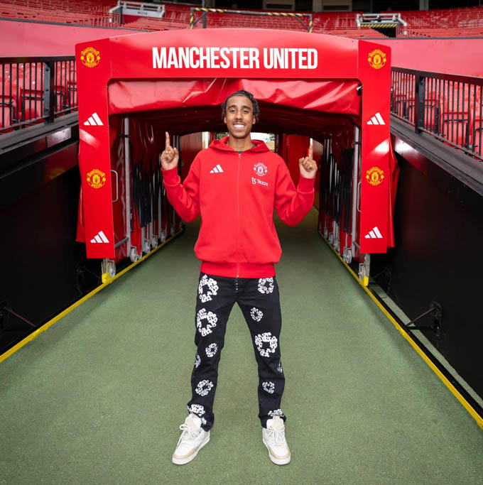 Leny Yoro là tân binh thứ 2 của Man United trong hè này, sau Joshua Zirkzee. Để sở hữu chữ kí của trung vệ 18 tuổi, Man United đã phải vượt qua Real Madrid. Los Blancos đã theo dõi Yoro suốt mùa giải vừa qua, và cũng hỏi mua trước Man United. Tuy nhiên, với đề nghị hấp dẫn hơn, Quỷ đỏ đã thuyết phục Lille để Yoro đến Old Trafford.