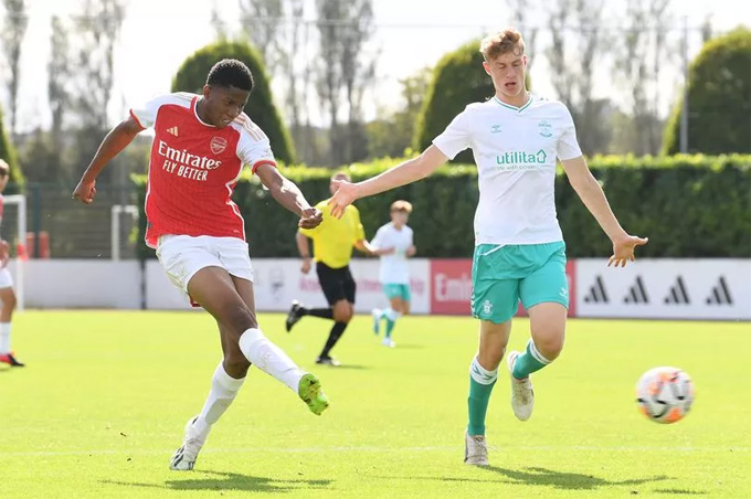 Chid=o Obi-Martin phá kỷ lục ghi bàn của đội U18 Arsenal trong một mùa giải