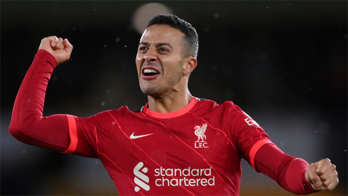 Hàng tiền vệ Liverpool mỏng hơn hẳn khi không còn Thiago Alcantara