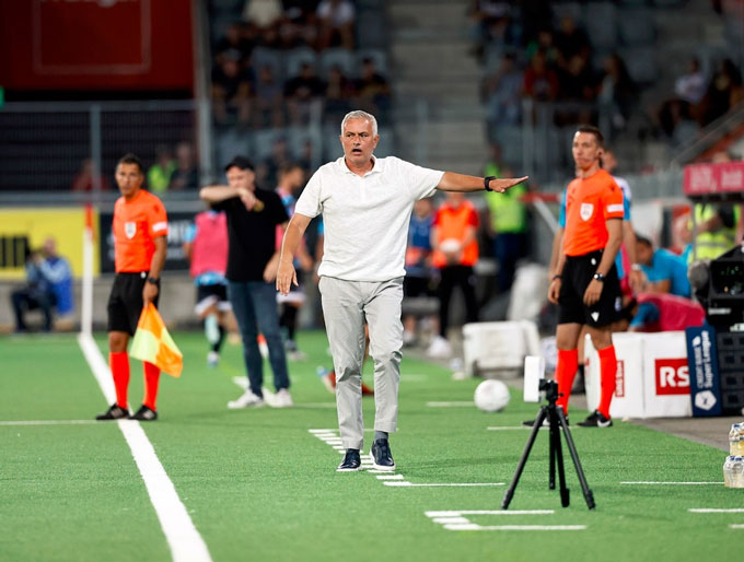 Mourinho không hài lòng khi UEFA để các trận đấu tại Champions League diễn ra trên sân cỏ nhân tạo