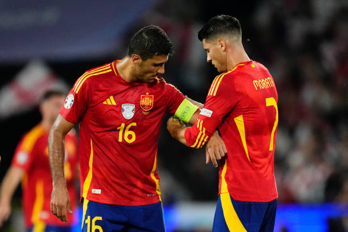 Rodri (số 16) và Morata trong màu áo ĐT Tây Ban Nha