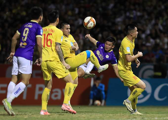 Các CLB V.League sẽ không còn được cấp phép ngoại lệ trong tương lai gần - Ảnh: Đức Cường