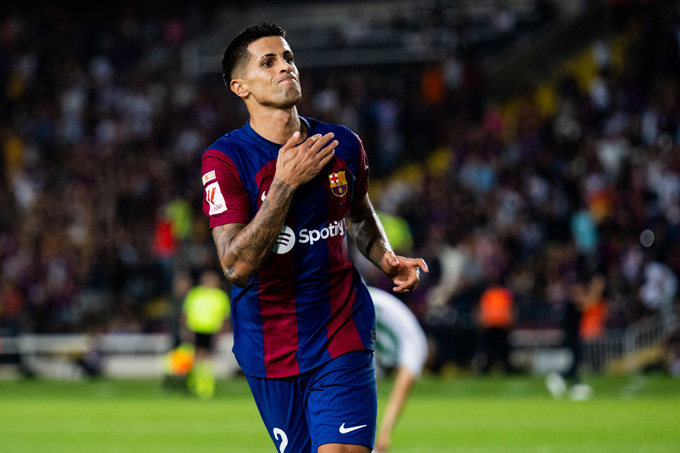 Barca sẽ không chi tiền mua Cancelo